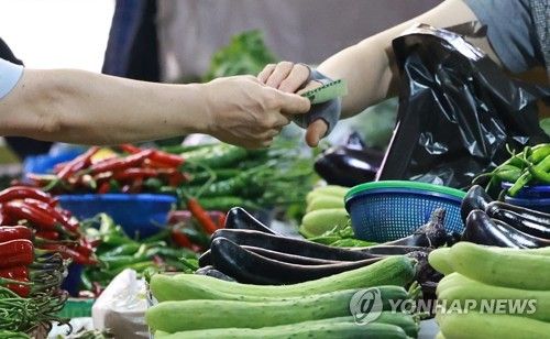 기상 악재 계속, 들썩이는 밥상 물가