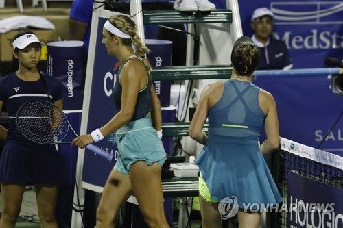 경기가 끝난 뒤 각자 벤치로 돌아가는 아자란카(가운데)와 스비톨리나(오른쪽)