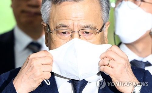 마스크 고쳐 쓰는 박영수 전 특검