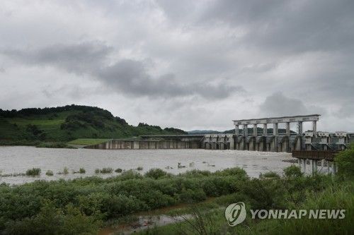 방류하는 군남댐