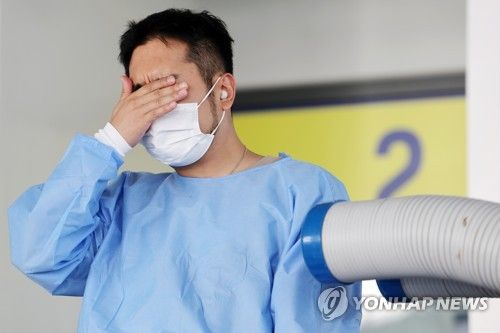 무더위와 싸우는 선별진료소 의료진