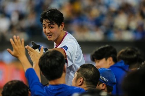 동료들과 하이파이브하는 구자욱