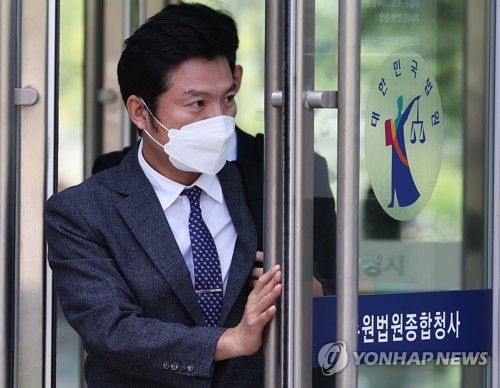항소심 선고공판 마치고 나오는 김태우