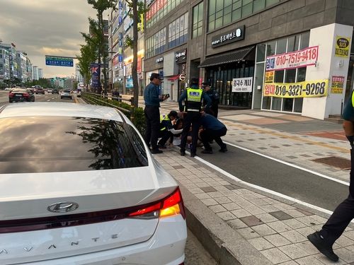 길가에 쓰러진 주민 구조하는 충남 경찰
