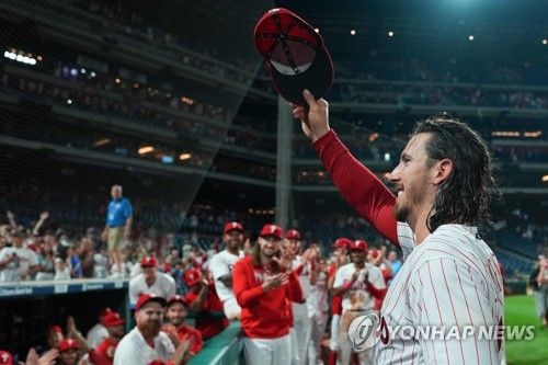 세리머니 하는 마이클 로렌젠