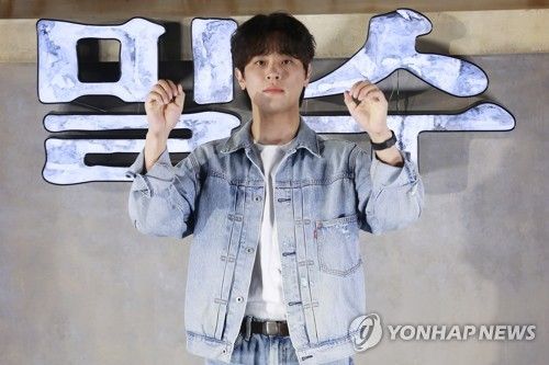 박정민, 독특한 포즈