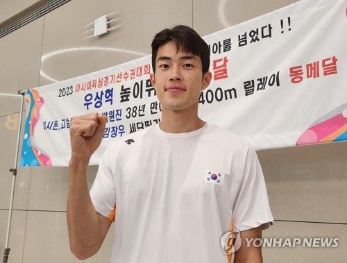 인터뷰하는 김장우