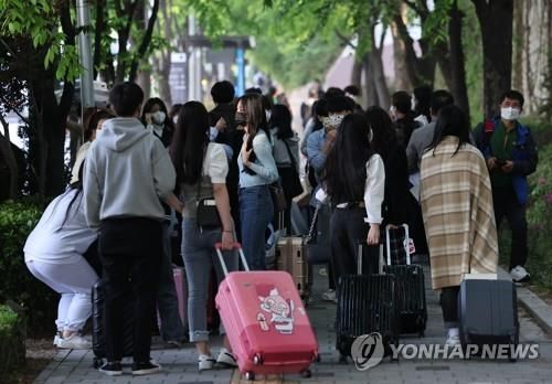 캐리어 끄는 여행객들