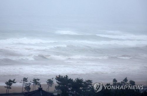 태풍 카눈 한반도 상륙…성난 파도 치는 동해