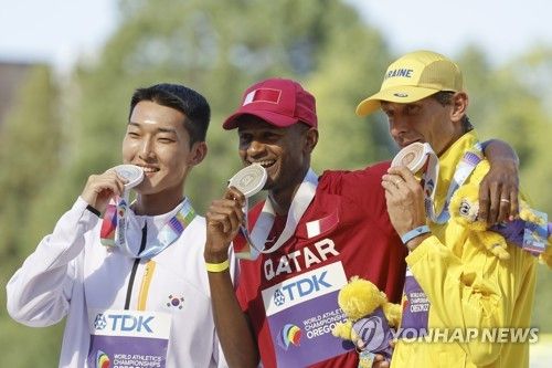 2022 세계육상선수권 2위에 오른 우상혁(왼쪽)