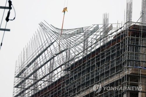 강풍에 휘어버린 철근