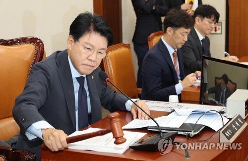 의사봉 두드리는 장제원 과방위원장