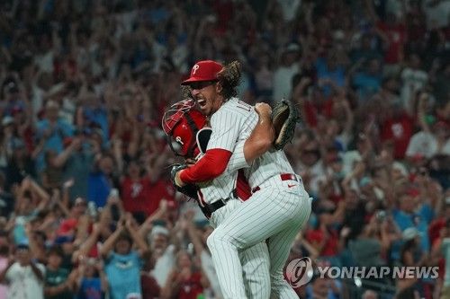 노히터 달성 후 기뻐하는 로렌젠(오른쪽)