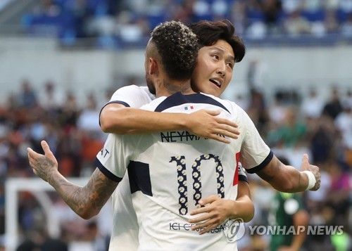 네이마르와 포옹하는 이강인