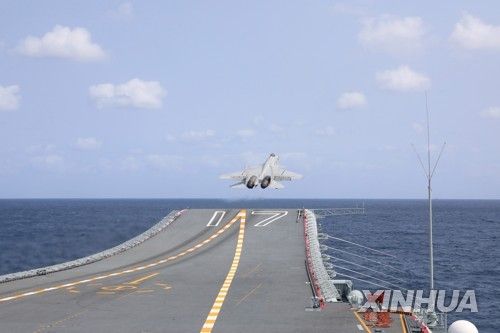 대만 인근에서 중국 항공모함 산둥함 이륙하는 함재기