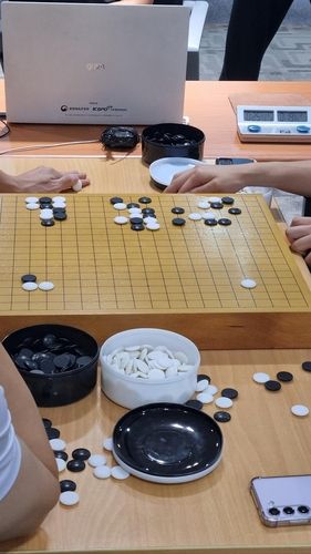 중국제 바둑돌과 초읽기 시계로 훈련중인 바둑 대표팀