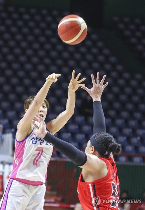 슛하는 삼성생명 강유림