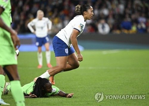 나이지리아 미셸 알로지에의 엉덩이를 밟은 로런 제임스