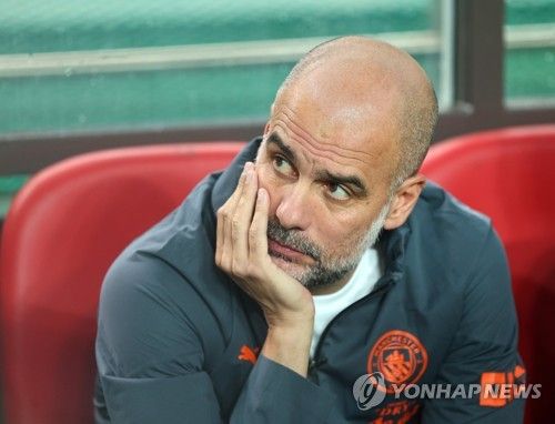 생각에 잠긴 과르디올라 감독