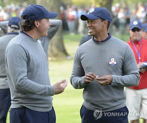 2012 라이더컵 미국팀이었던 미컬슨(왼쪽)과 타이거 우즈