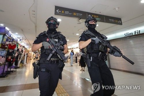 강남역 지하상가 순찰하는 경찰특공대원들