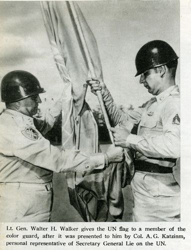 유엔기를 이양받는 워커 장문 모습