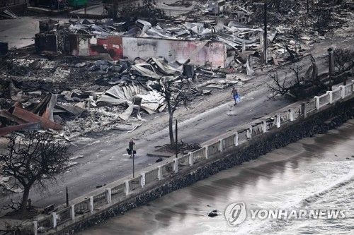 대형 산불로 폐허 된 하와이 거리의 주민들