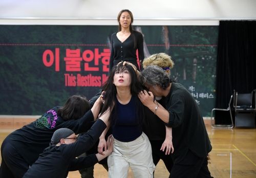 연극 '이 불안한 집' 연습장면