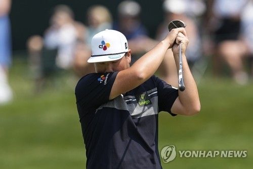 얼굴 땀을 닦는 임성재