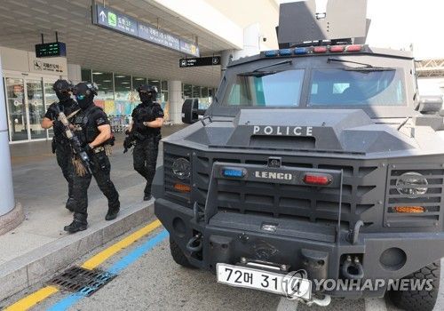 김해공항 테러 예고에 순찰하는 경찰특공대