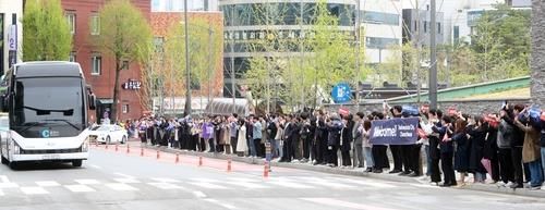 지난 4월 18일 본부 유치 실사단을 환영하는 인파