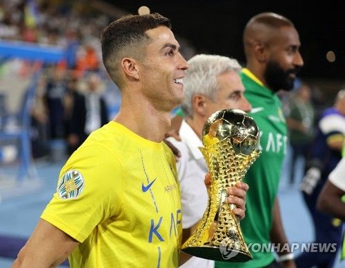 2023 아랍클럽챔피언스컵 우승트로피를 들고 활짝 웃는 호날두