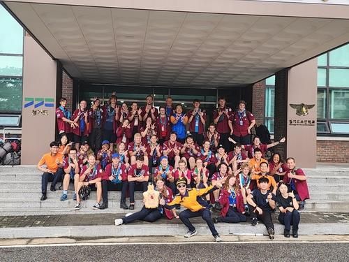 네덜란드 잼버리 참가자들이 기념촬영하는 모습