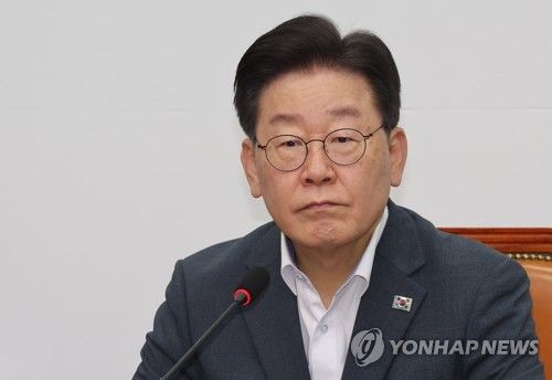발언 듣는 이재명 대표