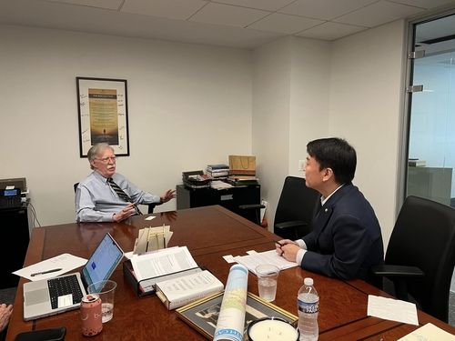 존 볼턴 전 백악관 국가안보보좌관과 면담 중인 안철수 의원