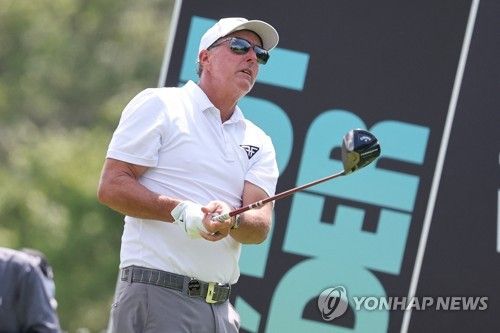 필 미컬슨의 2라운드 경기 모습