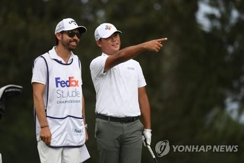 캐디와 코스 공략을 논의하는 김시우.