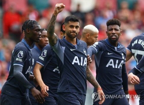 주먹 불끈 로메로