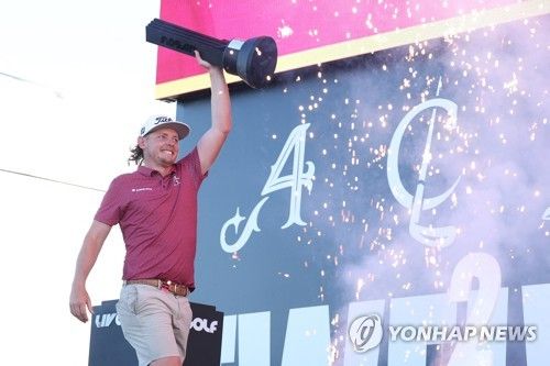 우승 트로피 든 캐머런 스미스