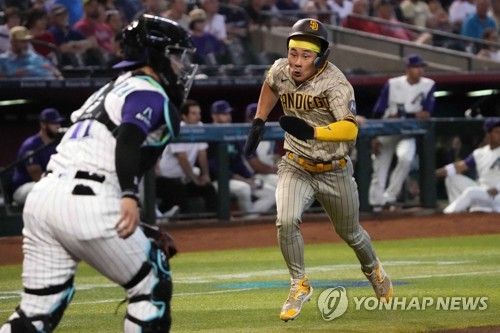 1회 홈으로 쇄도해 득점을 올리는 김하성