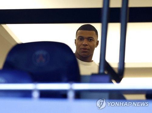 개막전 관중석에서 포착된 음바페