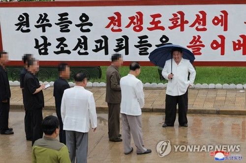 북한 김정은, "미사일 생산능력 비약적 제고"…군수공장 또 시찰
