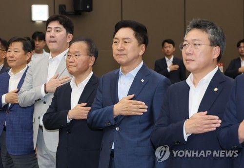 국기에 경례하는 김기현 대표
