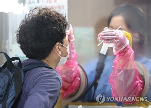 (서울=연합뉴스) 서대연 기자 = 코로나19 신규확진자 수가 5주째 증가하고 있는 가운데 1일 오전 서울 시내 한 선별진료소에서 한 시민이 검체를 채취하고 있다. 2023.8.1 dwise@yna.co.kr