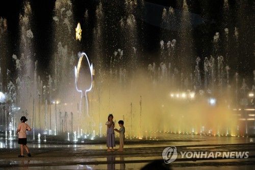 '여름밤 더위 식히는 물줄기'