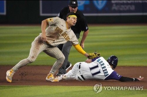 2루 도루를 시도한 주자를 잡아내는 김하성