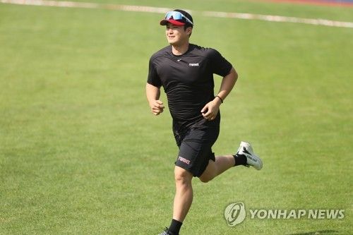 LG 트윈스 선수로 훈련하는 투수 최원태