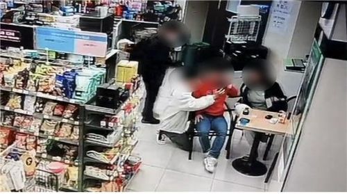 피해자(빨간 옷) 휴대전화 이용해 범행 시도하는 일당들