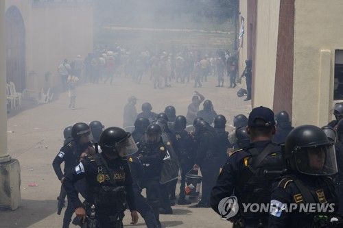 지난 6월 25일(현지시간) 과테말라 투표소 앞에서 벌어진 소요 사태