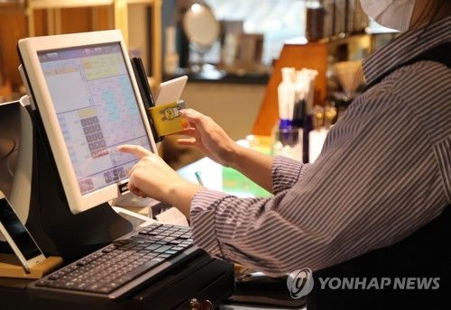 서울 시내 한 카페에서 카드 결제하는 모습